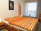 Schlafzimmer mit Kleiderschrank