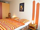 Schlafzimmer mit Kleiderschrank