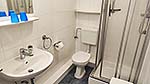 Badezimmer mit Dusche und WC