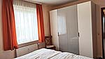 extra Schlafzimmer mit gro�em Kleiderschrank