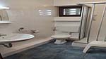 Badezimmer mit Dusche und WC
