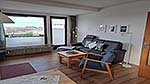 Wohnraum mit Balkon und Blick auf den Deich