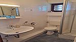 Badezimmer mit Dusche und WC