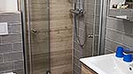 modernes Badezimmer mit Dusche und WC